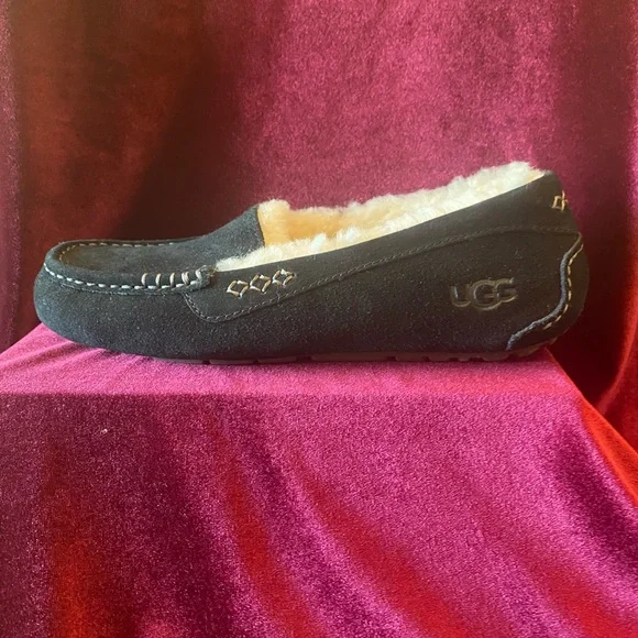 UGG Women’s Slippers - Picture 1 of 5